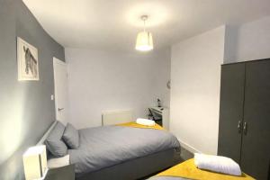 Emerald Living, 4 bedrooms, sleeps 6, free parking in the heart of Swansea!