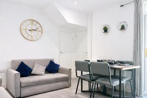 Emerald Living, 4 bedrooms, sleeps 6, free parking in the heart of Swansea!