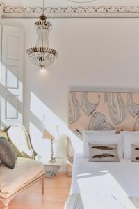 Studio Palazzo, Antique Charm with Romantic Balcony and AC