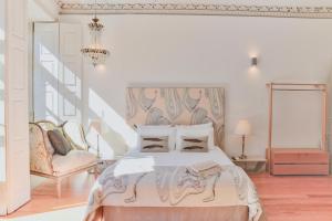 Studio Palazzo, Antique Charm with Romantic Balcony and AC