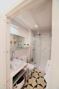 Studio Palazzo, Antique Charm with Romantic Balcony and AC