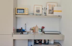 Studio Palazzo, Antique Charm with Romantic Balcony and AC