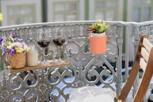 Studio Palazzo, Antique Charm with Romantic Balcony and AC