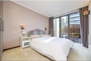 Spacious, Canal-Side, 3bed flat