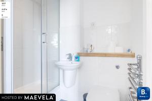 2 Bed Family Apt with BALCONY & PARKING - FREE NETFLIX - With 50 Inch Smart TV, FREE NETFLIX & WIFI - Birmingham City Centre, By 02 Academy, Cube & Mailbox