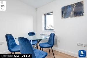2 Bed Family Apt with BALCONY & PARKING - FREE NETFLIX - With 50 Inch Smart TV, FREE NETFLIX & WIFI - Birmingham City Centre, By 02 Academy, Cube & Mailbox