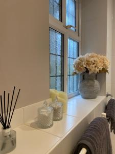 Cosy Riverside Hideaway