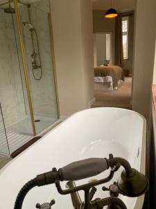 Cosy Riverside Hideaway