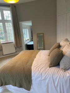 Cosy Riverside Hideaway