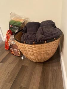 Cosy Riverside Hideaway