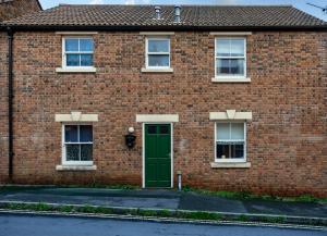 Glastonbury Centre 2 Bed with on street Parking