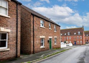 Glastonbury Centre 2 Bed with on street Parking