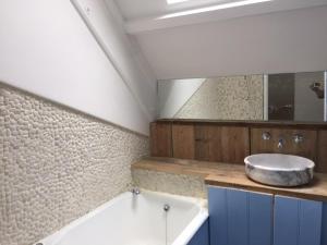 Relaxing historic Roncons Villa, The Paddock