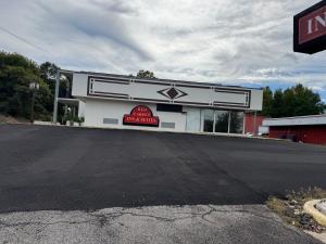 Red Carpet Inn & Suites - Danville