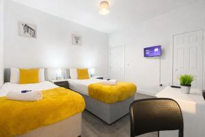 Emerald Living - Hanley, Stoke-on-Trent, sleeps 5, with free parking!