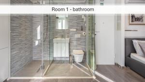 ROKOS SUPERIOR DOWNTOWN ROOMS - comfortable rooms with private bathrooms - perfect location for exploring Diocletians Palace and the gastronomy of Split within walking distance