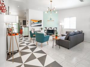 THE PALMCATION - 4 bedrm, Saltwater Pool, Hot Tub, Game Room, 5 mi to Acrisure Arena