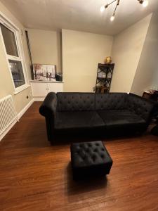 Timeless Retro Nest Spacious 1bedroom Duplex apartment with balcony in Shoreditch