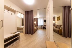 Нова 2-к Люкс Студія з Окремою Спальнею, Центр, Великий Балкон, Низький Поверх