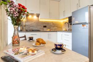 Нова 2-к Люкс Студія з Окремою Спальнею, Центр, Великий Балкон, Низький Поверх