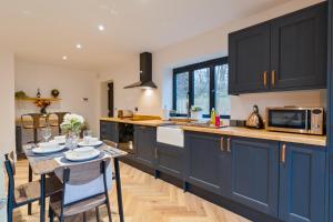 High Trees Lodge - Luxury Retreat with 2 King En-Suites