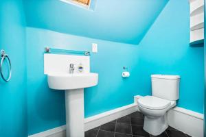 Stylish Manchester 4 Bed House with Garden - Sleeps 9 - Salford - FREE PARKING - SMART TVs in every bedroom - FREE NETFLIX & Ultra Fast WIFI - 6 min to City Centre, Close to Trafford Centre, Etihad Stadium, Manchester Arena, Clubs & more