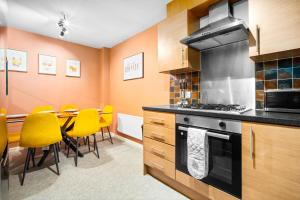 Stylish Manchester 4 Bed House with Garden - Sleeps 9 - Salford - FREE PARKING - SMART TVs in every bedroom - FREE NETFLIX & Ultra Fast WIFI - 6 min to City Centre, Close to Trafford Centre, Etihad Stadium, Manchester Arena, Clubs & more