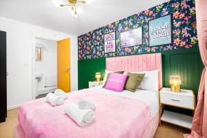 Stylish Manchester 4 Bed House with Garden - Sleeps 9 - Salford - FREE PARKING - SMART TVs in every bedroom - FREE NETFLIX & Ultra Fast WIFI - 6 min to City Centre, Close to Trafford Centre, Etihad Stadium, Manchester Arena, Clubs & more