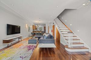 Irving Manor by Rove Triplex w Outdoor Spaces