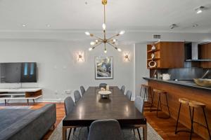 Irving Manor by Rove Triplex w Outdoor Spaces