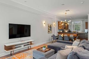 Irving Manor by Rove Triplex w Outdoor Spaces