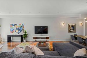 Irving Manor by Rove Triplex w Outdoor Spaces