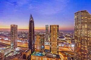 Private room in 3BR Ultra-Luxury-High-Rise Apartment next to BURJ KHALIFA, DUBAI MALL