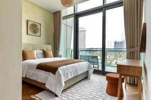 Private room in 3BR Ultra-Luxury-High-Rise Apartment next to BURJ KHALIFA, DUBAI MALL