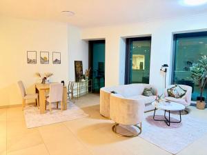 Private room in 3BR Ultra-Luxury-High-Rise Apartment next to BURJ KHALIFA, DUBAI MALL