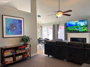 3 BR w King Bed, Standing Desk, Ping Pong, Arcade