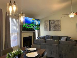 3 BR w King Bed, Standing Desk, Ping Pong, Arcade