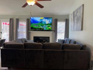 3 BR w King Bed, Standing Desk, Ping Pong, Arcade