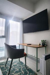 20F Modern BGC Spacious Cozy Suite Steps Away from Mall with Washer Dryer