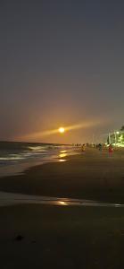 Flat praia no Centro do Cumbuco piscina na beira do mar! Ap102