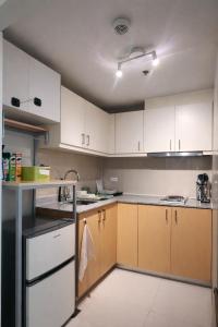 20F Modern BGC Spacious Cozy Suite Steps Away from Mall with Washer Dryer