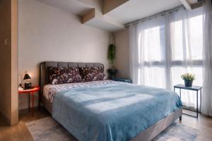 20F Modern Cozy BGC Suite across 2 Major Malls with Washer FREE Parking