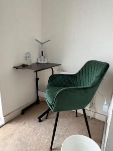 A Cozy Bedroom at the heart of Prime Location Stratford