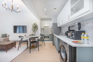 Free housekeeping visits during your stay - StayShort - Elegant 1-Bedroom Apartment in Dubai Marina