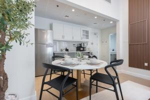 Free housekeeping visits during your stay - StayShort - Elegant 1-Bedroom Apartment in Dubai Marina