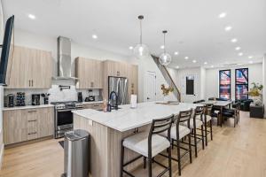 The Harlington Retreat by RoveTravel Private Backyard & Rooftop