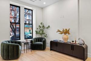 The Harlington Retreat by RoveTravel Private Backyard & Rooftop