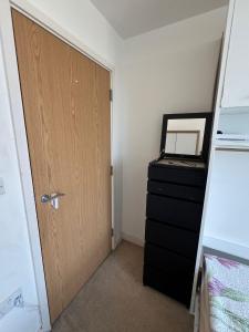 A Cozy Bedroom at the heart of Prime Location Stratford