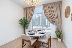 Free housekeeping visits during your stay - StayShort - Modern 1BR Gem in Marina with City Views