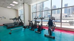 Free housekeeping visits during your stay - StayShort - Modern 1BR Gem in Marina with City Views